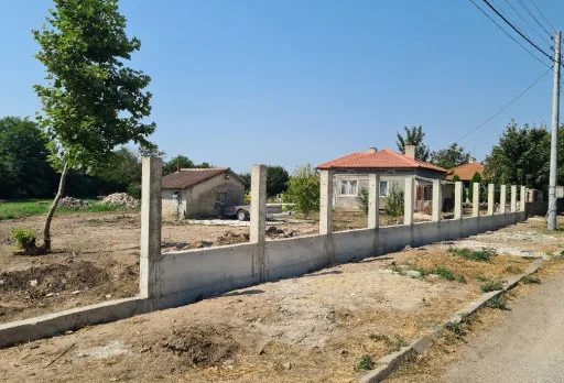 Строителство на масивна ограда в с. Крапец