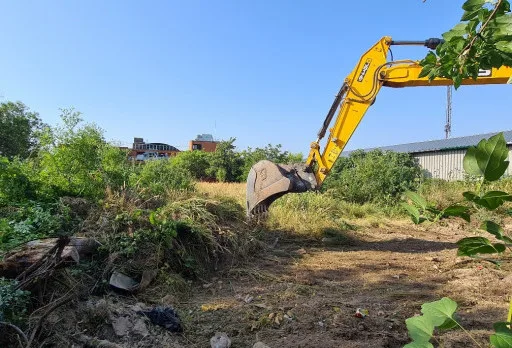 Почистване на парцел във Варна
