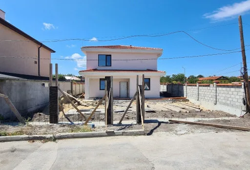 Двуетажна къща с паркомясто – с. Тополи, Варна