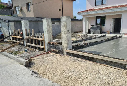 Двуетажна къща с паркомясто – с. Тополи, Варна