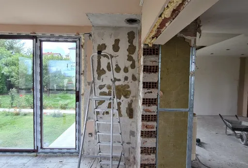 Bau- und Reparaturarbeiten an einem Haus in der Nähe von Varna