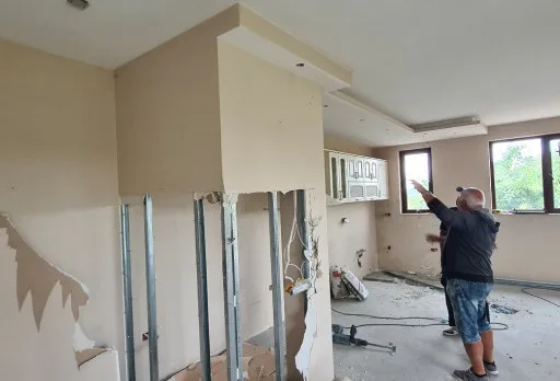 Bau- und Reparaturarbeiten an einem Haus in der Nähe von Varna