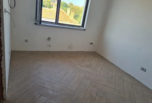 Двуетажна къща с паркомясто – с. Тополи, Варна