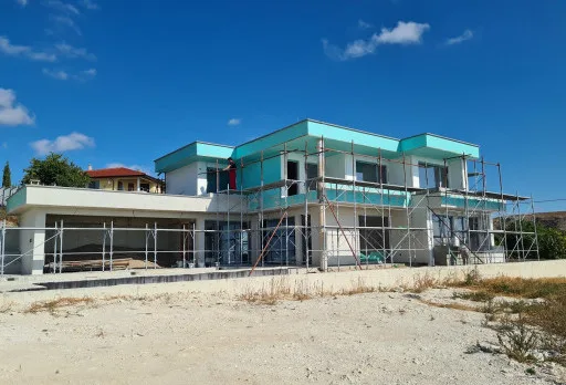 Модерна вила с плосък покрив в Балчик