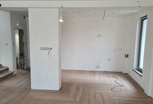 Двуетажна къща с паркомясто – с. Тополи, Варна