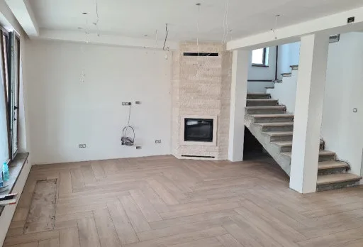 Двуетажна къща с паркомясто – с. Тополи, Варна