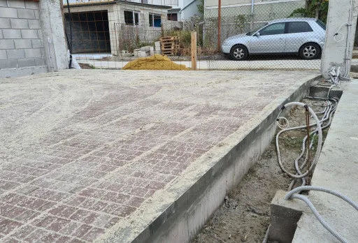 Двуетажна къща с паркомясто – с. Тополи, Варна