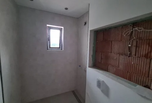 Двуетажна къща с паркомясто – с. Тополи, Варна