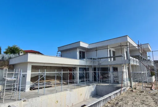 Модерна вила с плосък покрив в Балчик