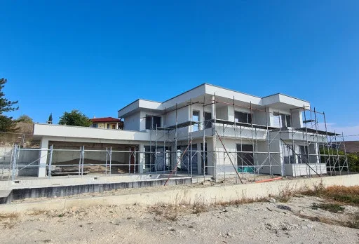 Модерна вила с плосък покрив в Балчик