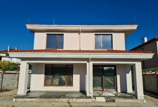 Двуетажна къща с паркомясто – с. Тополи, Варна