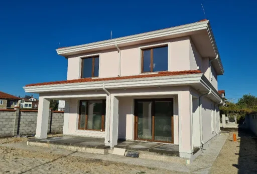 Двуетажна къща с паркомясто – с. Тополи, Варна