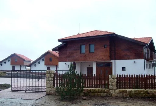 Bau- und Reparaturarbeiten an einem Jagdhauskomplex in Shabla