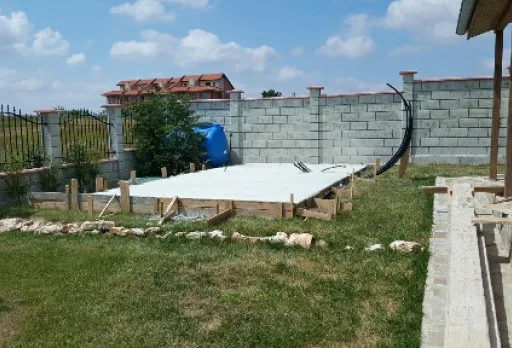 Строителство на дървена барака до Каварна