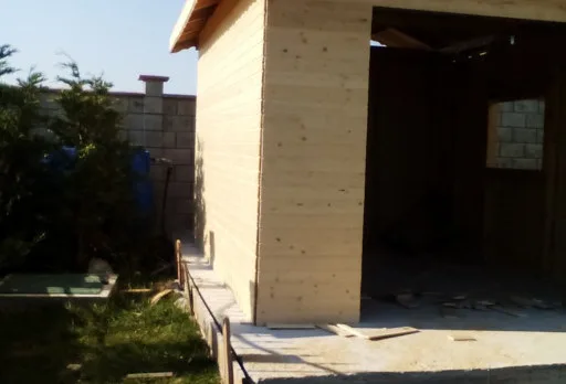 Строителство на дървена барака до Каварна