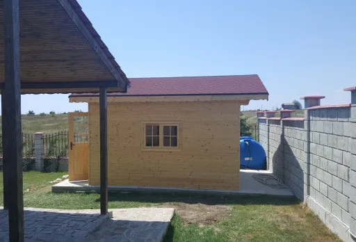 Строителство на дървена барака до Каварна