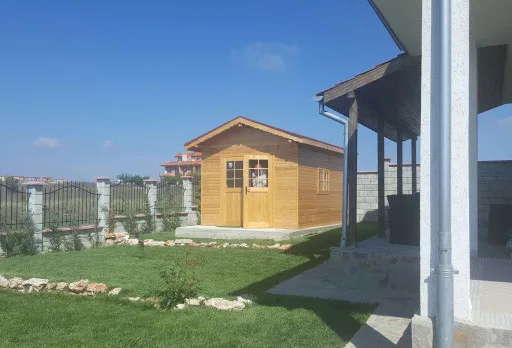 Строителство на дървена барака до Каварна