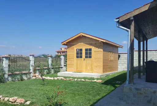 Строителство на дървена барака до Каварна