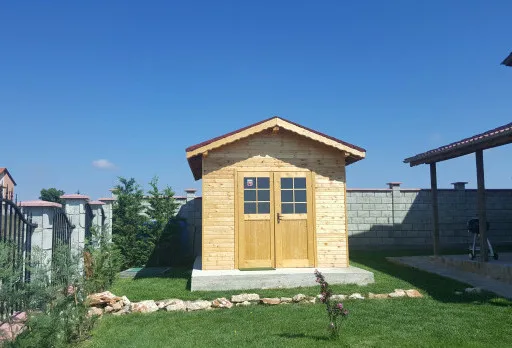 Строителство на дървена барака до Каварна