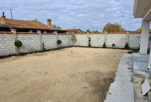 Двуетажна къща с паркомясто – с. Тополи, Варна