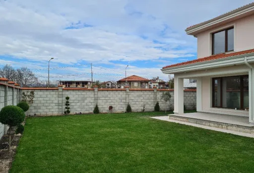 Двуетажна къща с паркомясто – с. Тополи, Варна