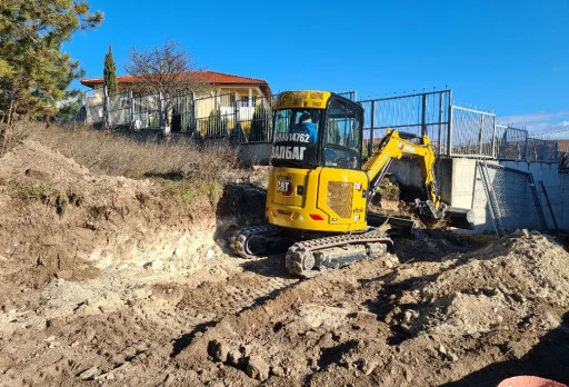 Строителство на подпорна стена и бетонова пътека в Балчик