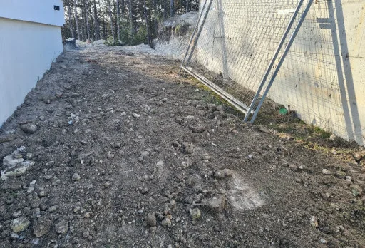 Строителство на подпорна стена и бетонова пътека в Балчик