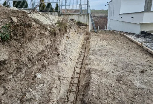 Строителство на подпорна стена и бетонова пътека в Балчик