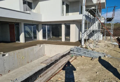 Модерна вила с плосък покрив в Балчик