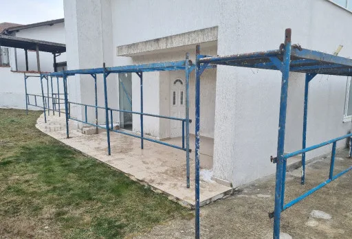Verputz und Anstrich der Fassade einer Villa in Balchik
