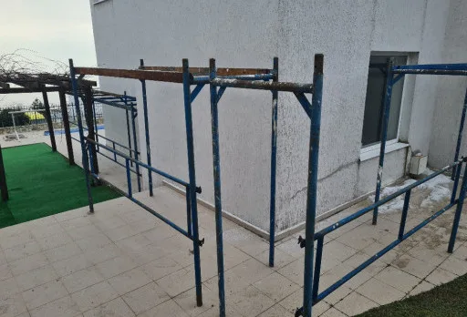 Verputz und Anstrich der Fassade einer Villa in Balchik