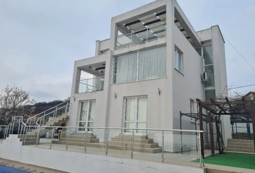 Verputz und Anstrich der Fassade einer Villa in Balchik