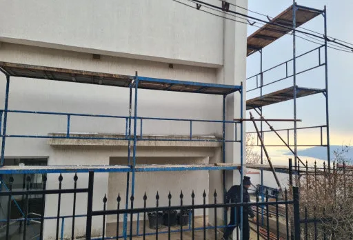 Verputz und Anstrich der Fassade einer Villa in Balchik