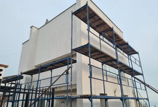 Verputz und Anstrich der Fassade einer Villa in Balchik