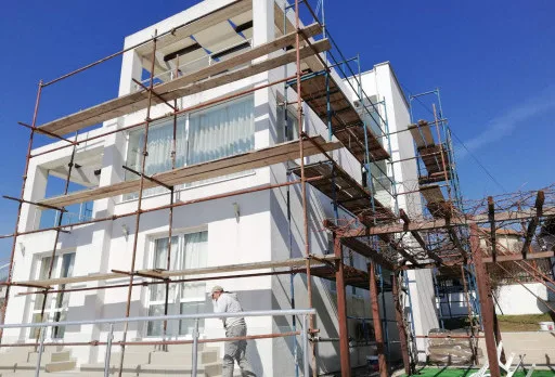 Verputz und Anstrich der Fassade einer Villa in Balchik
