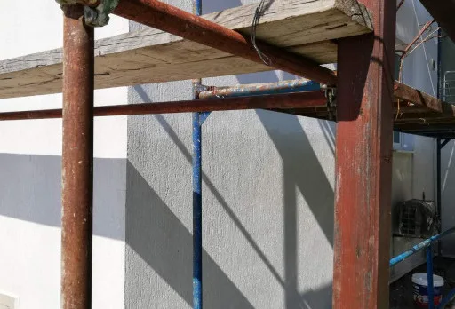 Verputz und Anstrich der Fassade einer Villa in Balchik
