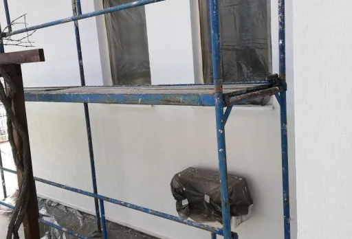 Verputz und Anstrich der Fassade einer Villa in Balchik