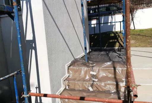 Verputz und Anstrich der Fassade einer Villa in Balchik