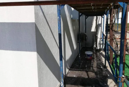 Verputz und Anstrich der Fassade einer Villa in Balchik