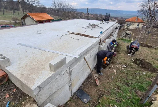 Строително-ремонтни работи на гараж и площадка на къща до Варна
