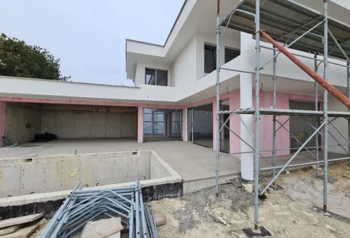 Модерна вила с плосък покрив в Балчик