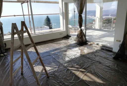 Verputz und Anstrich der Fassade einer Villa in Balchik