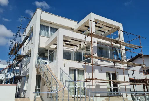 Verputz und Anstrich der Fassade einer Villa in Balchik