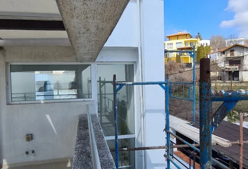 Verputz und Anstrich der Fassade einer Villa in Balchik