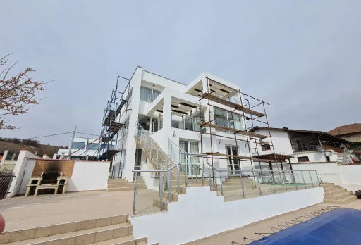 Verputz und Anstrich der Fassade einer Villa in Balchik