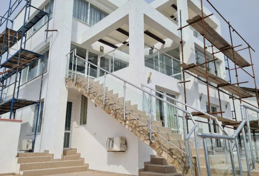 Verputz und Anstrich der Fassade einer Villa in Balchik