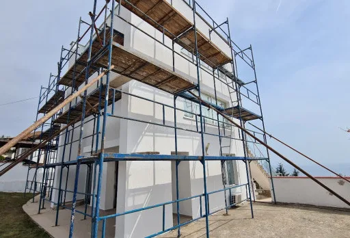 Verputz und Anstrich der Fassade einer Villa in Balchik