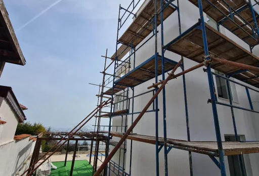 Verputz und Anstrich der Fassade einer Villa in Balchik