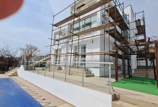 Verputz und Anstrich der Fassade einer Villa in Balchik