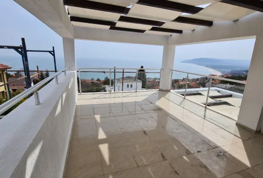 Verputz und Anstrich der Fassade einer Villa in Balchik